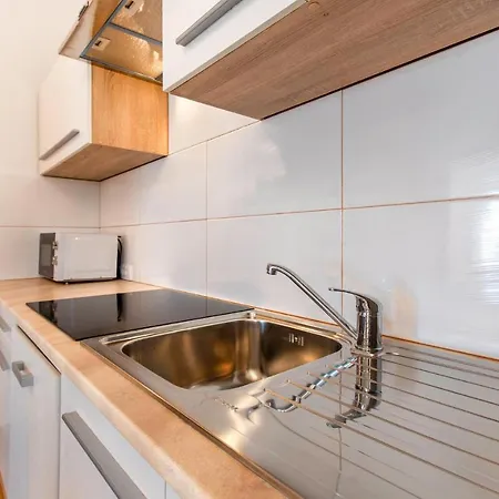 Amazing In W/ Wifi And 2 Bedrooms Appartamento Pirano