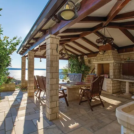 Appartamento Amazing In W/ Wifi And 2 Bedrooms